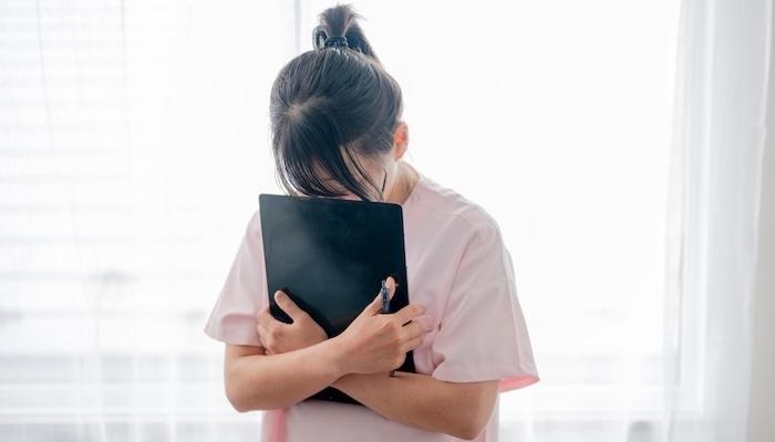 看護師を辞めたいと感じる理由は？現場のリアルな悩みと解決策を紹介