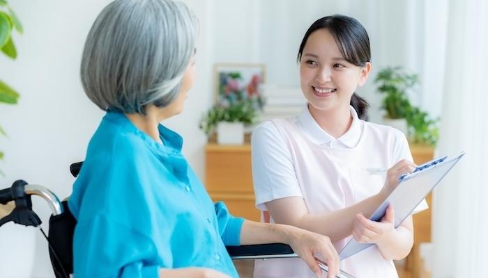 介護施設の看護師が担う役割と仕事内容は？気になる給料や向いている人を紹介