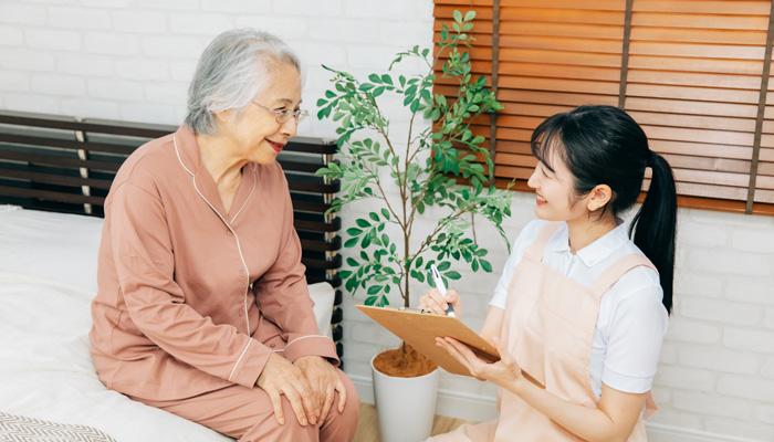 在宅療養を支える訪問看護師の役割は？仕事内容や向いている人の特徴について