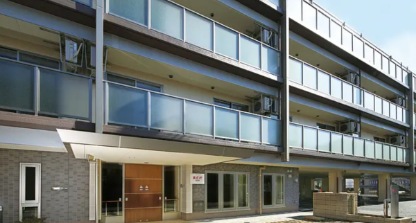 【調布市/施設/常勤】年収500万円も可◎駅徒歩圏内★大手経営の有料老人ホーム！社宅利用も可能！頑張りはしっかり評価し給与に反映★年間36万円の収入UP！