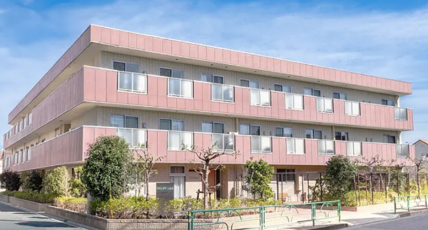 【小平市/施設/常勤】年収500万円も可◎駅徒歩5分★大手経営の有料老人ホーム！社宅利用も可能！頑張りはしっかり評価し給与に反映★年間36万円の収入UP！